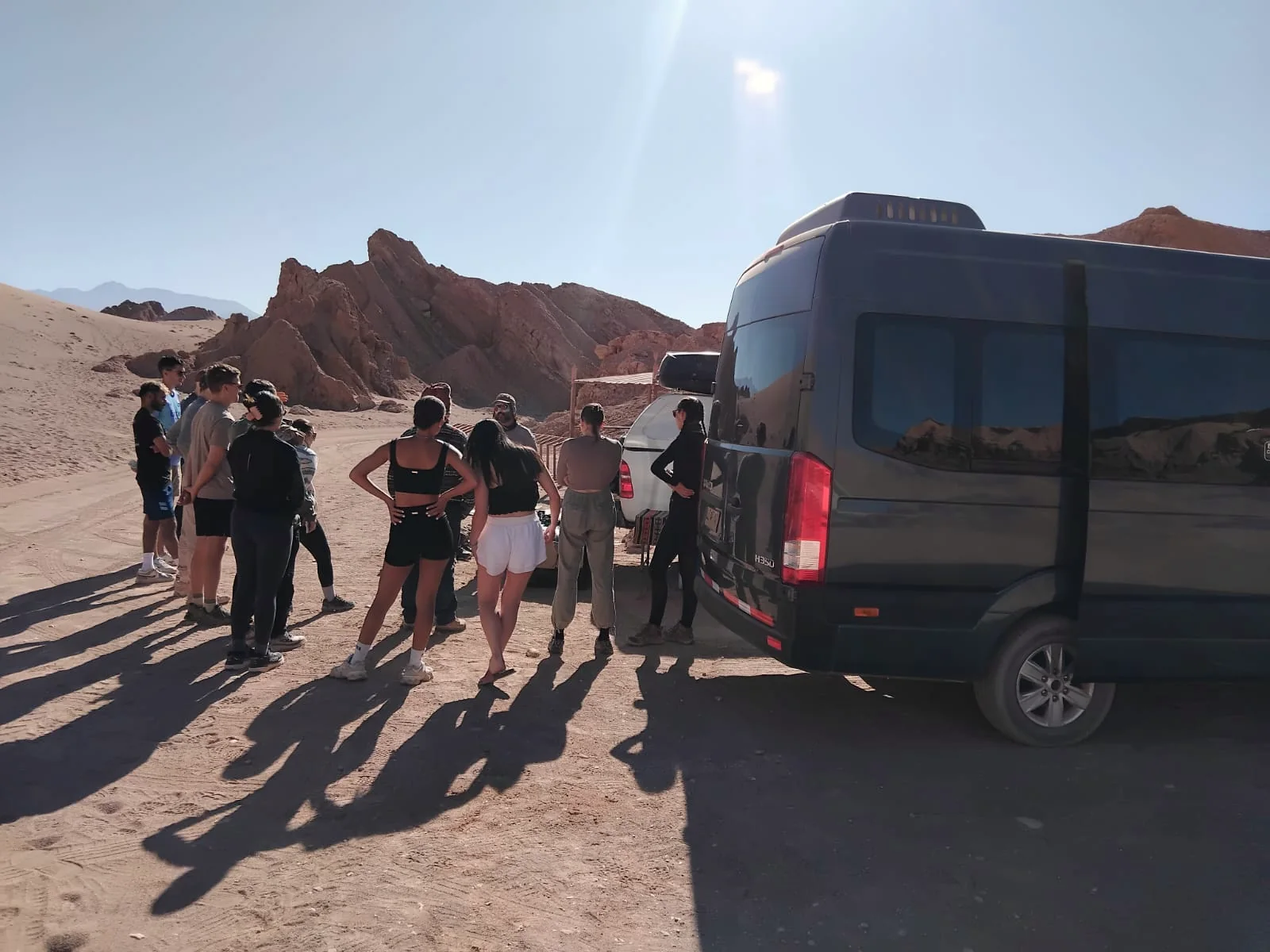 Grupo de viajeros reunido junto al vehículo utilizado durante el recorrido por Atacama