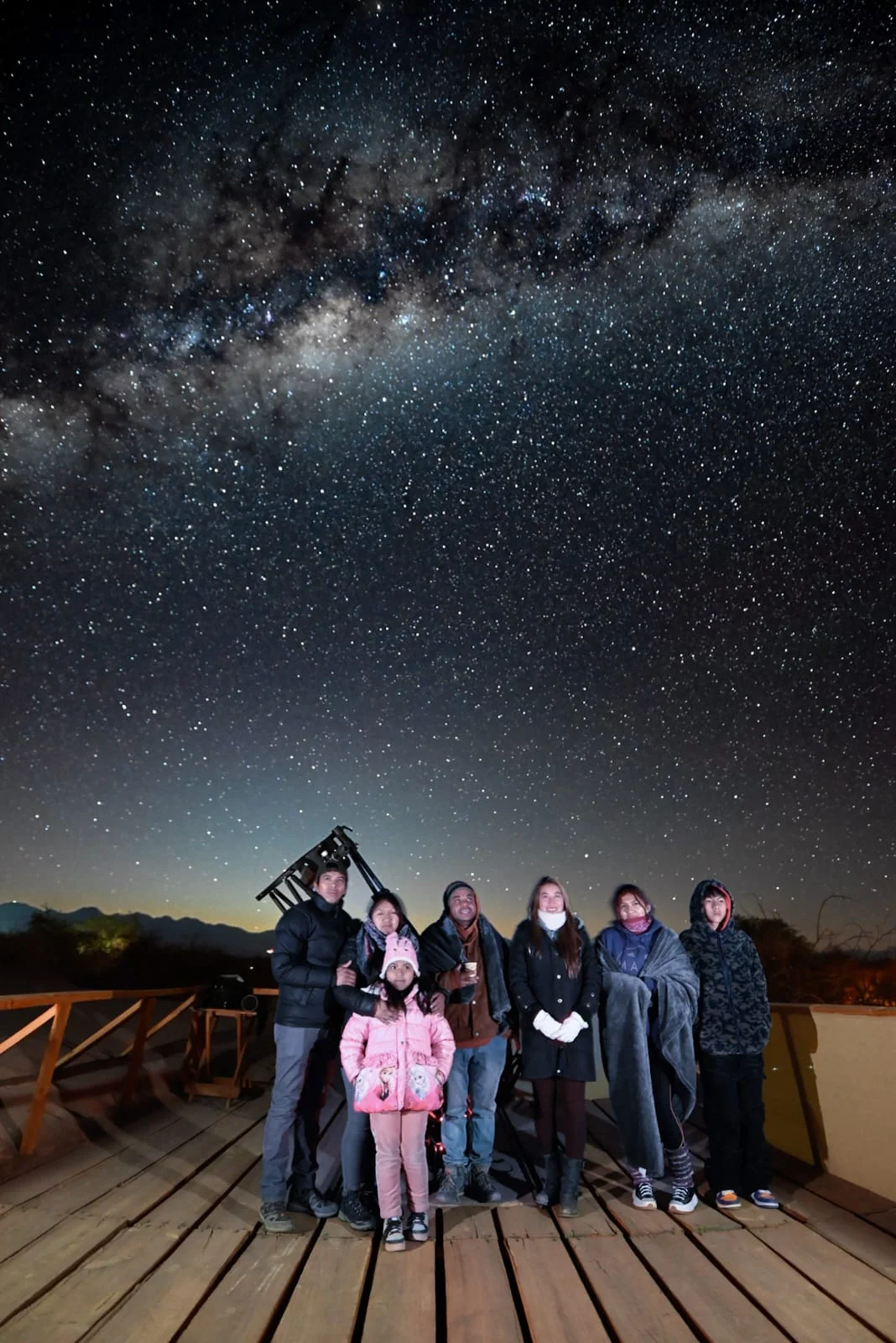 Viajeros observando el cielo nocturno durante una experiencia astronómica en Atacama